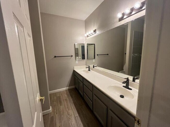 Building Photo - Spacious 4 Beds, 2 Baths Home with POOL in...