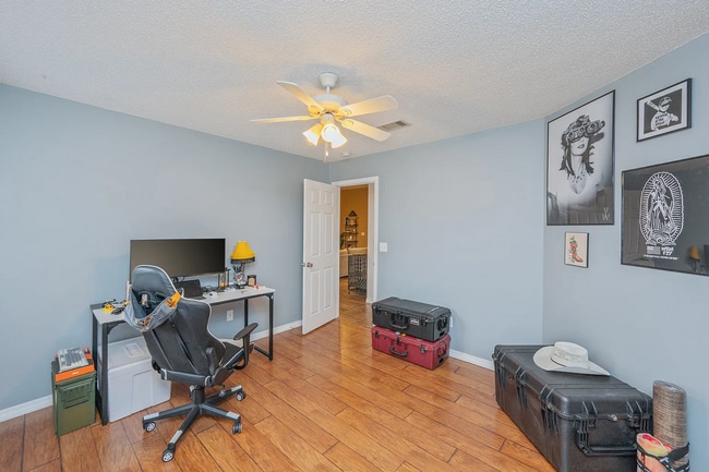 Building Photo - 4 Bedroom 2 bathroom