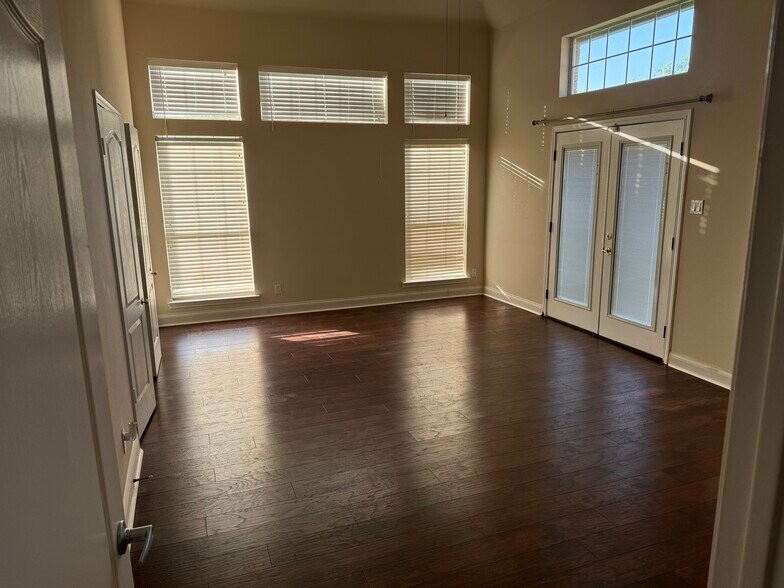 OversizedMaster bedroom - 3316 Preston Club Dr