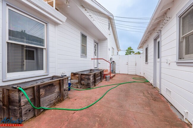 Building Photo - 1385 47th Ave