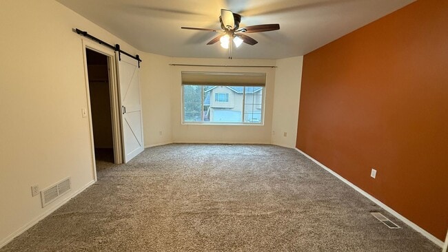 Building Photo - 3 Bed, 2 Bath Townhouse Between Elmore and...