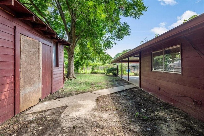 Building Photo - 8630 Valley S Dr