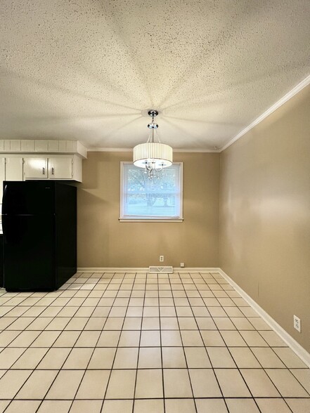 Building Photo - 365 Welchwood Dr