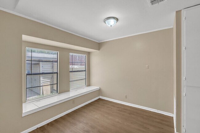 Building Photo - 1325 Bayou Dr
