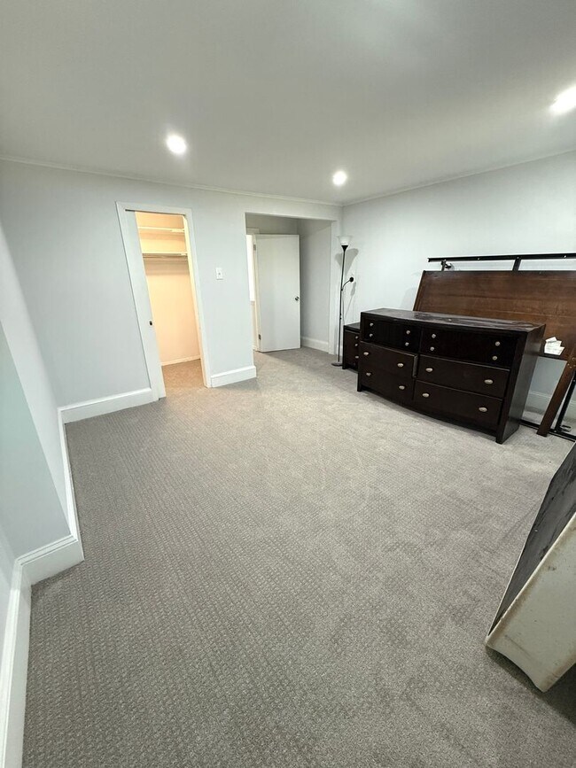 Building Photo - 4 bed 2 bath home with yard
