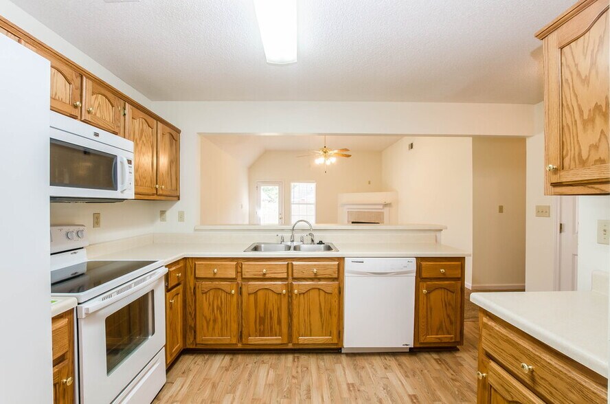 Building Photo - 5892 Alexandria Ln