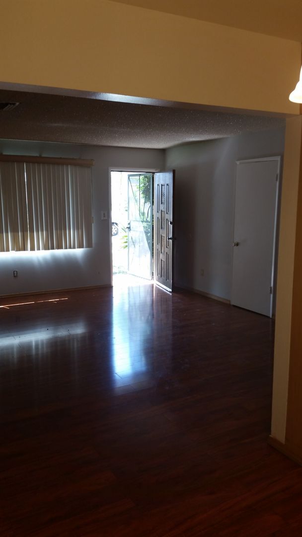 Building Photo - 3 Bedroom / 1 Bathroom Home in San Bernardino