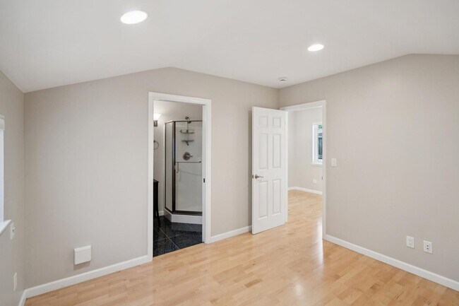 Building Photo - Spacious 3 bed 2 bath Home with Detached 1 bed 1 bath ADU in Los Altos!