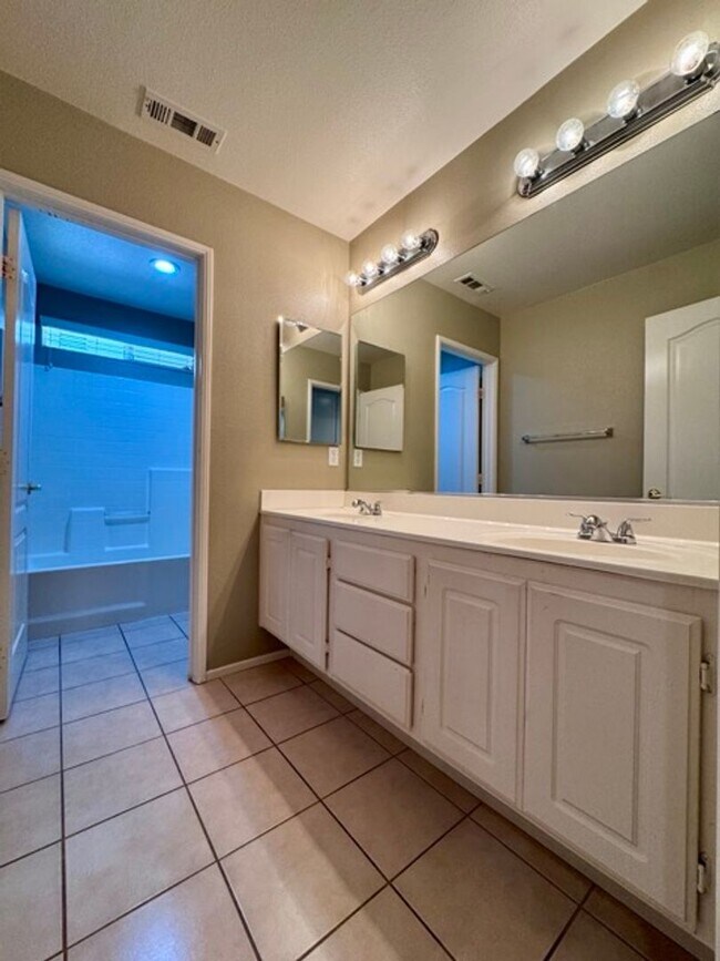Building Photo - Beautiful Two Story 5 bedroom Home in the ...