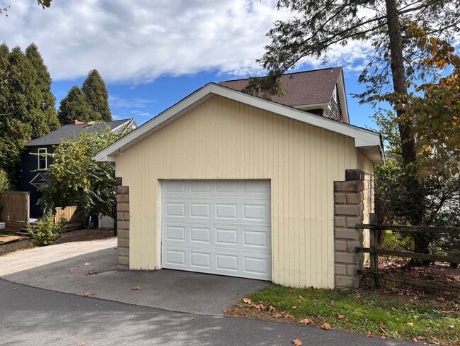 Building Photo - Single Family Home located within Minutes of both Hospitals. - 3 Bedrooms, 1 Bathroom and 1 Car G...