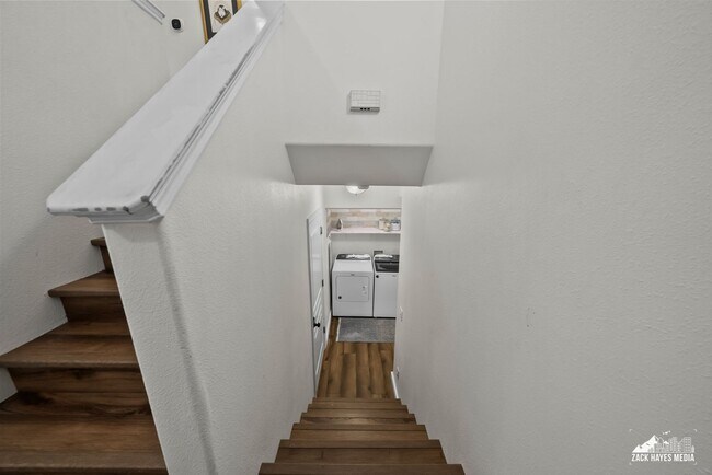 Building Photo - Townhouse — Beautiful 3-Bed / 2-Bath, 2-St...