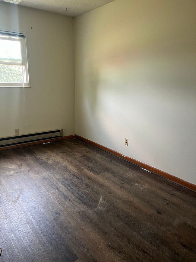 Building Photo - Country Feel