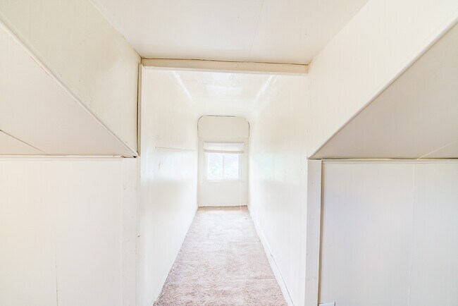 Building Photo - Available August 2024 - 3 Bedroom Home w/ ...