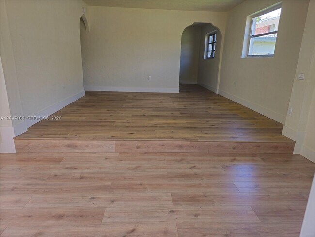 Building Photo - 6010 SW 33rd St