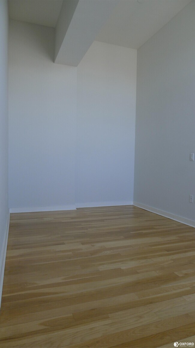 Building Photo - 71-13 60th Lane