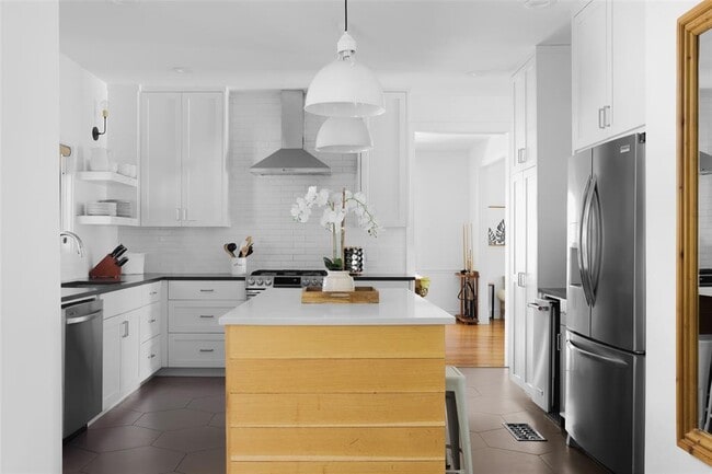 Building Photo - 11505 SW Oaks