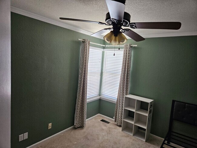 Building Photo - Castle Pines Fabulous 5 Bedroom Oasis Avai...