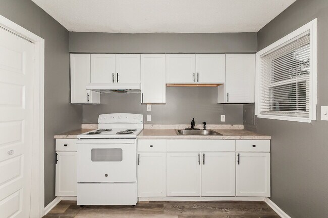 Building Photo - Charming 2 Bed, 1 Bath Apartment in Indianapolis - Don't Miss Out!