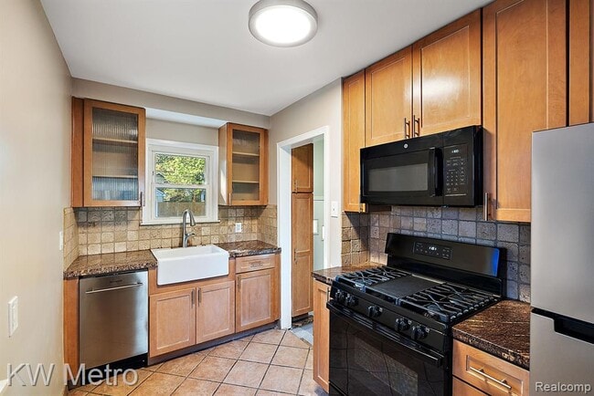 Building Photo - 531 Albany St