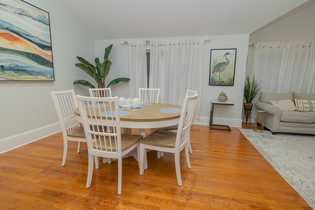 Building Photo - 944 Lakeview Dr