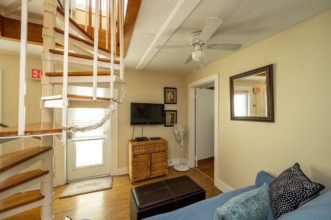 Building Photo - Old Town Apt Steps From Duval