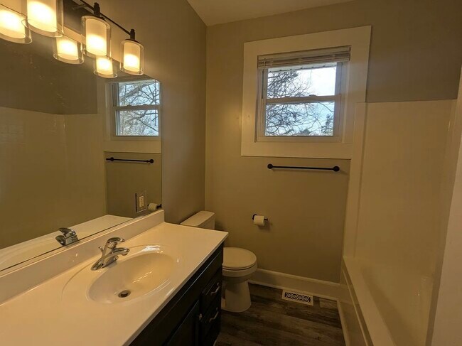 Building Photo - 606 Park Ave