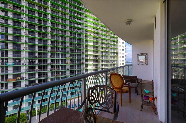 Building Photo - 1750 N Bayshore Dr