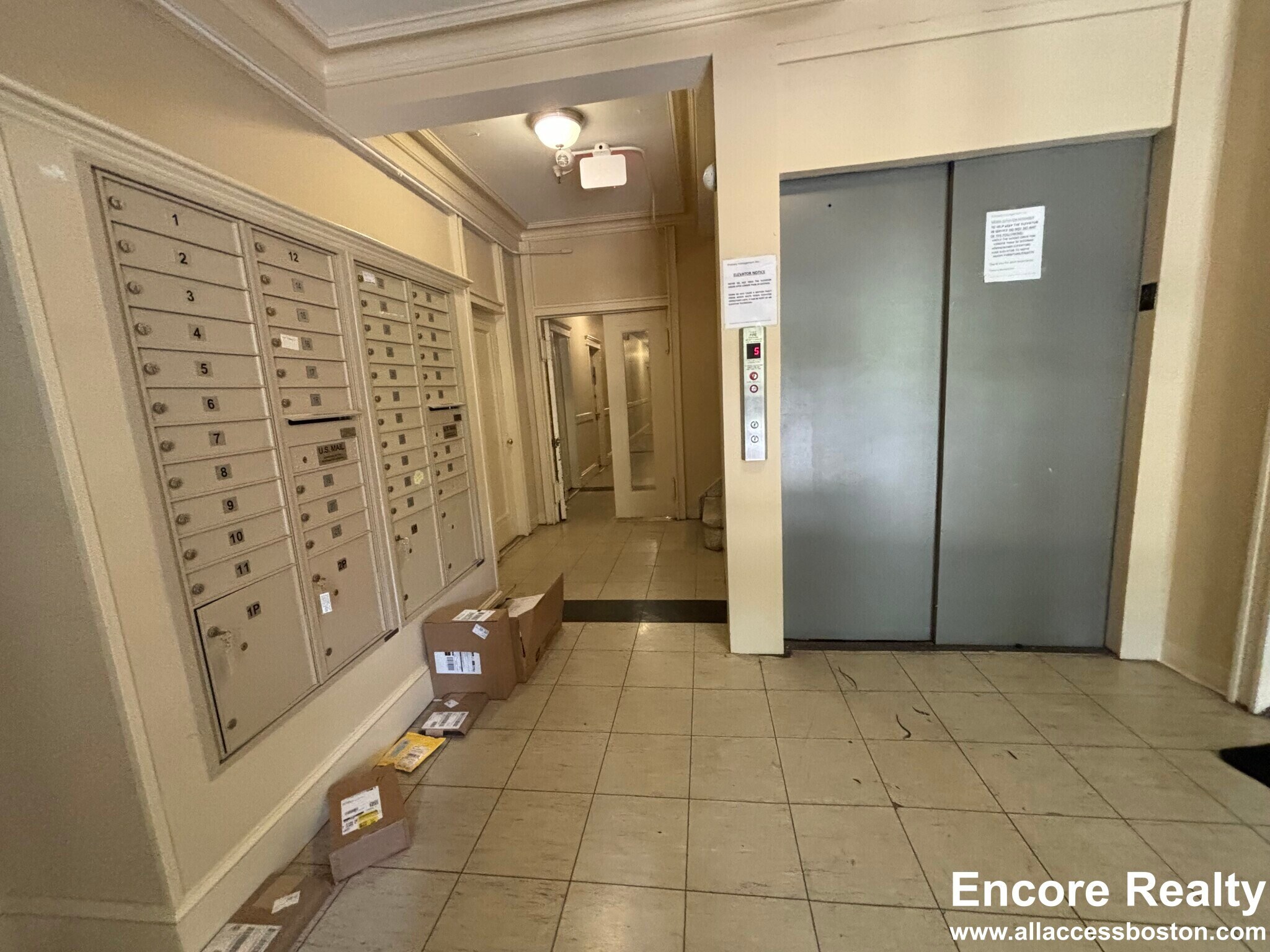 Building Photo - 462 Park Dr