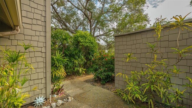 Building Photo - 1621 Clower Creek Dr