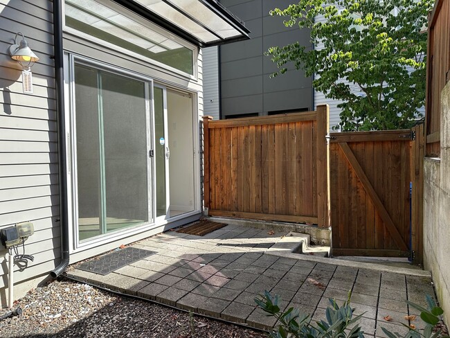 Building Photo - Stunning Central District Townhome