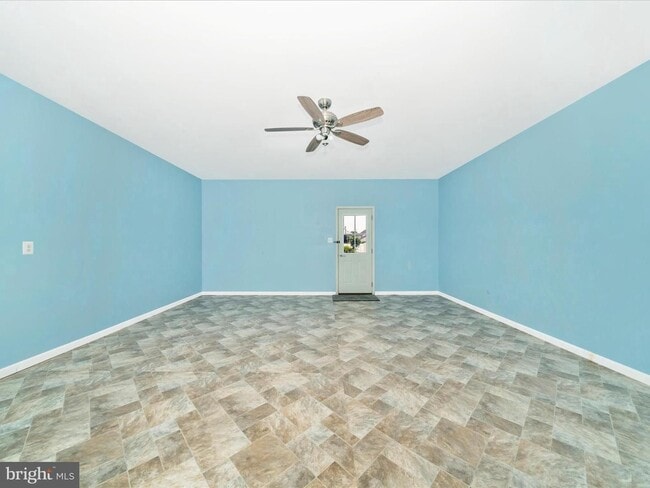 Building Photo - THREE LEVEL TOWN HOUSE IN KELLERTON