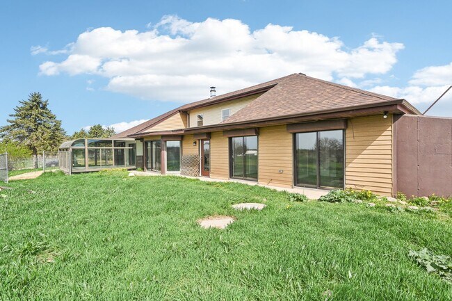 Building Photo - 1406 Busse Rd