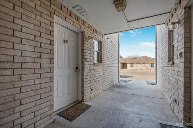 Building Photo - 1804 Oasis Dr