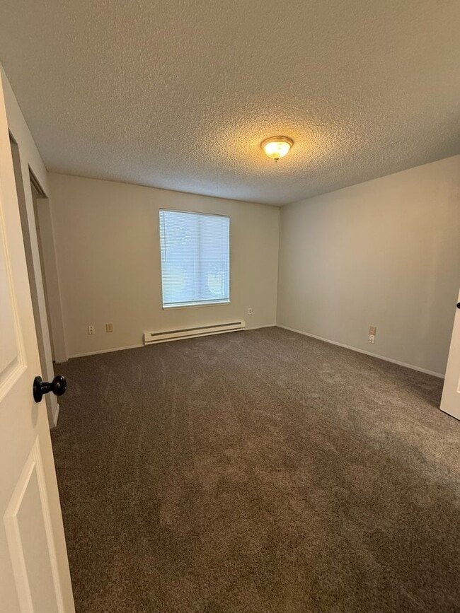 Building Photo - Ground-Level Unit in a Fourplex Near Tacoma Mall