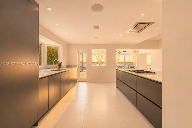 Building Photo - 1300 S Venetian Way