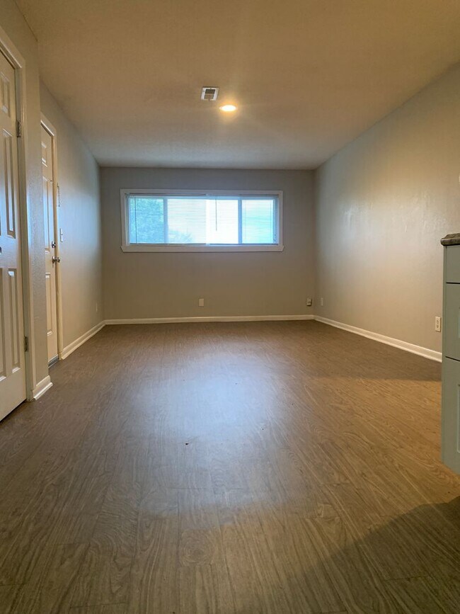 Building Photo - Mission Villas / Mission Villas LLC