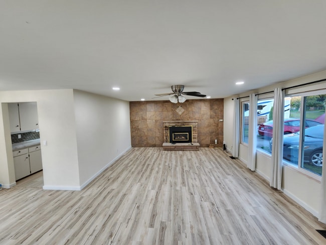 Building Photo - 950 SE 6th Ave