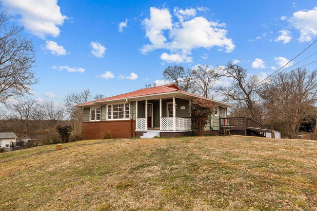 Building Photo - Newly Renovated 4 Bedroom 2 Bath Home Avai...