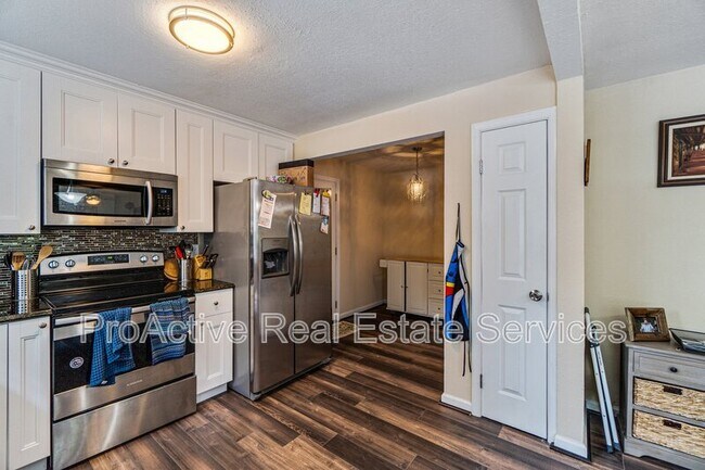 Building Photo - 6040 Airway Ln