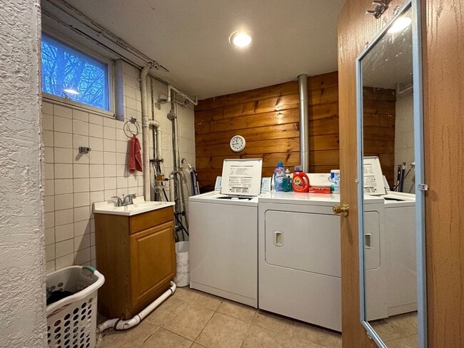 Building Photo - Available August!  Cozy 2 Bedroom, 2 Bathr...