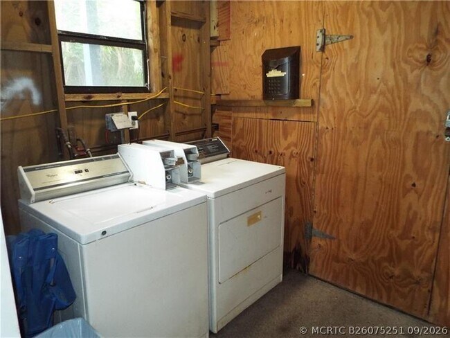 Building Photo - 898 NE 39th St