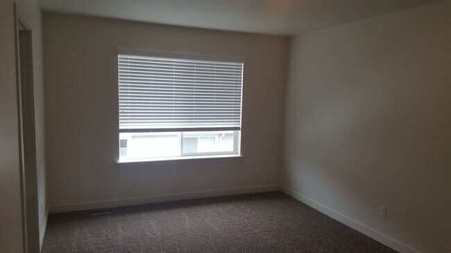 Building Photo - Spacious 3-Bedroom, 2.5-Bath Home in Cente...