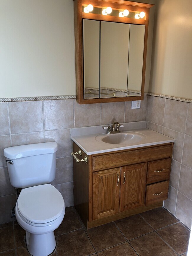 Building Photo - 507 E Cypress St