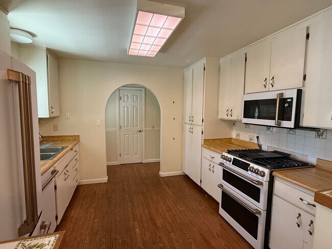 Building Photo - 4161 Helen Ln