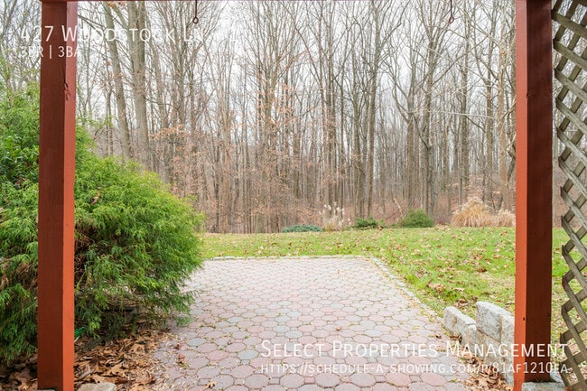 Building Photo - 427 Woodstock Ln