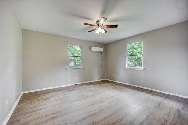 Building Photo - FREE MONTH RENT! Freshly Updated 3 Bedroom House