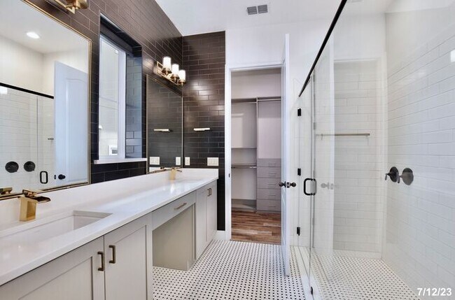 Building Photo - Gorgeous 3/2 Spacious Home with a Fenced Backyard and a Detached 2 Car Garage in the Desirable La...