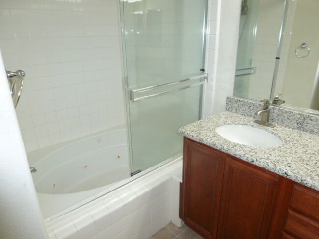 Building Photo - Four Bedroom, Three Bath Home in Somersett