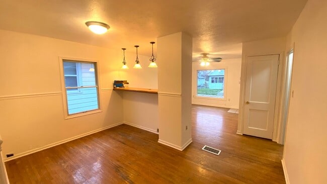 Building Photo - 2 Bedroom, 1 Bath Home Now Available for Rent!