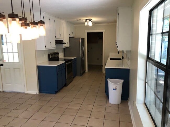 Building Photo - 2202 Holly Hill Dr
